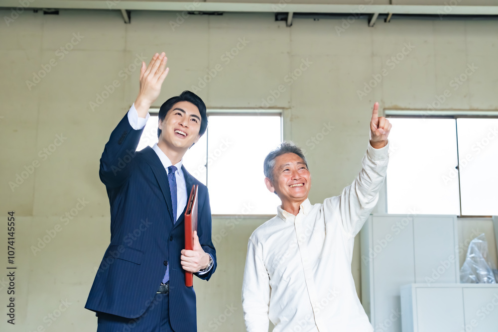 Poster 不動産、物件、内見、内覧、買取、査定、笑顔、ポジティブ、リフォーム、改装、店舗、倉庫、工場、空き家、住宅、指示、打ち合わせ、販売、スケルトン、工事、営業、ビジネスパーソン、ビジネスマン、男性、日本人、シニア、大家、オーナー、案内、紹介、仲介、業者、会社、賃貸、譲渡、明るい、元気、発注、注文、開業、下見、指さす、目標、説明、中古、売却、喜ぶ、嬉しい、希望、人物