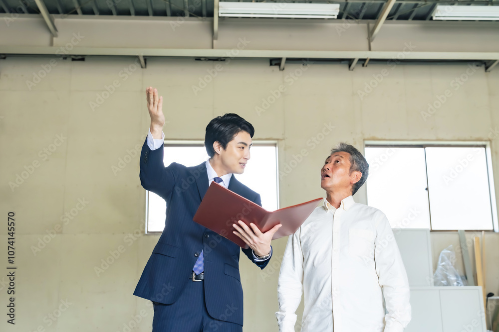 Poster 不動産、物件、営業、内覧、内見、下見、オーナー、賃貸、説明、案内、業者、打ち合わせ、リフォーム、大家、中古、倉庫、工場、スケルトン、店舗、書類、見積もり、仲介、紹介、シニア、男性、ビジネスパーソン、ビジネスマン、日本人、販売、査定、売却、空き家、内装、改装、買取、住宅、物置、固定資産税、税理士、相続、税務調査、価格、相談、点検、修繕、引っ越し、交渉、会話、ビジネス、人物