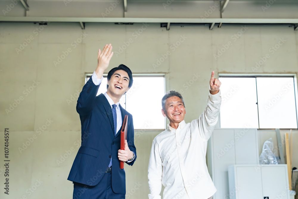 Aufkleber 不動産、物件、内見、内覧、買取、査定、笑顔、ポジティブ、リフォーム、改装、店舗、倉庫、工場、空き家、住宅、指示、打ち合わせ、販売、スケルトン、工事、営業、ビジネスパーソン、ビジネスマン、男性、日本人、シニア、大家、オーナー、案内、紹介、仲介、業者、会社、賃貸、譲渡、明るい、元気、発注、注文、開業、下見、指さす、目標、説明、中古、売却、喜ぶ、嬉しい、希望、人物