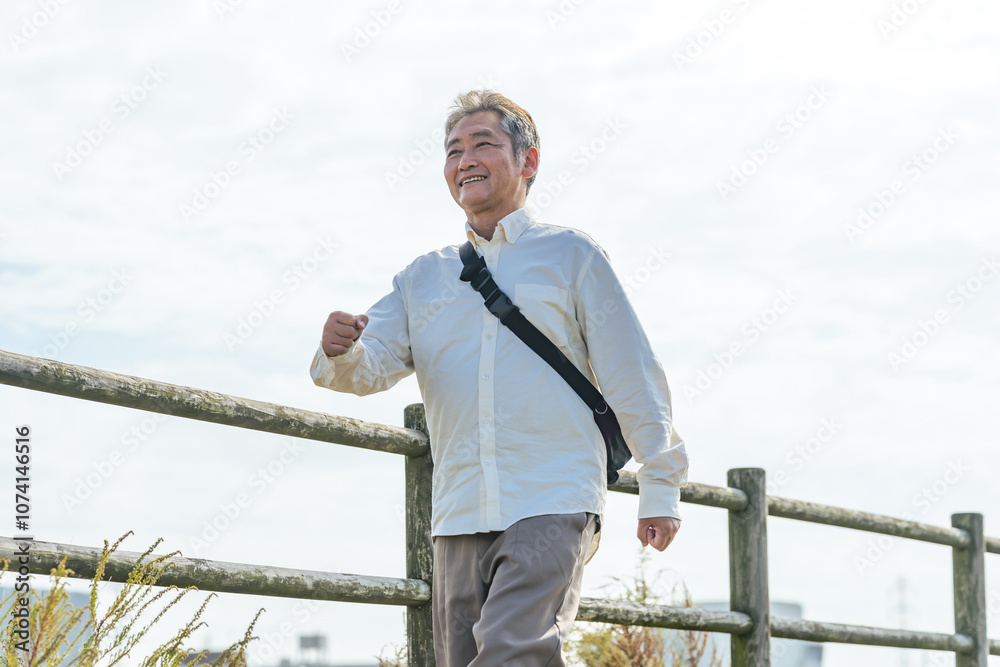 Aufkleber シニア、高齢者、お年寄り、アクティブ、散歩、ウォーキング、歩く、運動、健康、笑顔、ポジティブ、元気、老人、ヘルスケア、コンドロイチン、ひざ、外出、屋外、歩行者、歩行、遊歩道、旅行、河川敷、青空、自然、環境、爽やか、生き生き、保険、アンチエイジング、フレイル、サルコペニア、ADL、体力、筋力、健脚、トレーニング、エクササイズ、男性、日本人、スタート、挑戦、チャレンジ、グルコサミン、ヒアルロン酸、プロ
