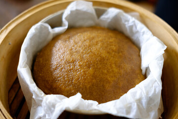 蒸籠で蒸した手作りマーラーカオ