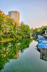Obraz premium Zurich, Switzerland - July 26, 2024: Boats along the waterway of the Schanzengraben Promenade Zurich Switzerland 