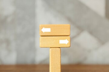 分かれ道や岐路のイメージと矢印看板