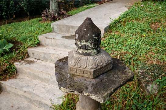 Stone ornaments are installed on the garden pathway