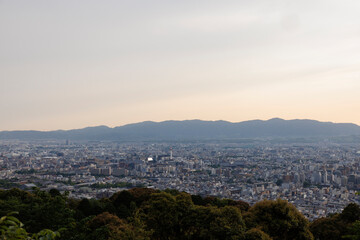 日本の古都京都を山から見下ろした風景＿夕景から夜景