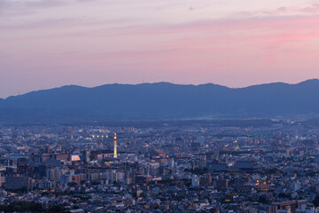 日本の古都京都を山から見下ろした風景＿夕景から夜景