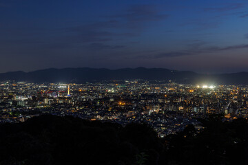 Naklejka premium 日本の古都京都を山から見下ろした風景＿夕景から夜景