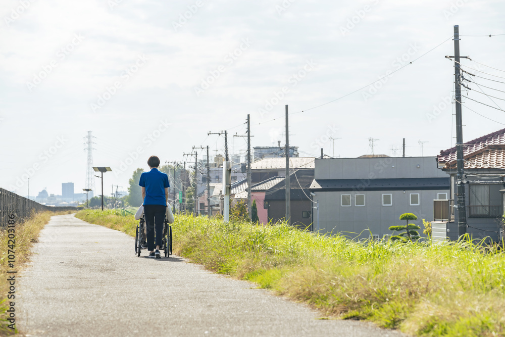 Poster 介護、車椅子、介護士、ヘルパー、後ろ姿、外出、屋外、歩道、サポート、デイサービス、シニア、高齢者、お年寄り、老人ホーム、施設、デイケア、レク、住宅街、公園、道、散歩、自然、青空、コピースペース、背中、福祉、ウェルネス、障害、障がい者、ボランティア、女性、男性、日本人、サービス、支援、フレイル、サルコペニア、哀愁、高齢化社会、老後、終活、ホームヘルパー、風景、広角、看護、見守り、介護福祉士、遠近感、