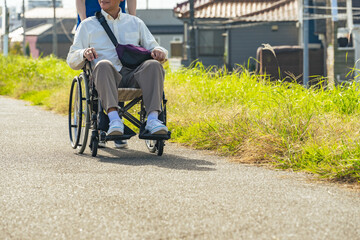 Obraz premium 介護、車椅子、介護士、ヘルパー、外出、屋外、歩道、サポート、デイサービス、シニア、高齢者、お年寄り、老人ホーム、施設、デイケア、レク、住宅街、公園、道、散歩、自然、青空、コピースペース、福祉、ウェルネス、障害、障がい者、ボランティア、女性、男性、日本人、サービス、支援、フレイル、サルコペニア、哀愁、高齢化社会、老後、終活、ホームヘルパー、風景、看護、見守り、介護福祉士、ライフスタイル、顔なし、車い