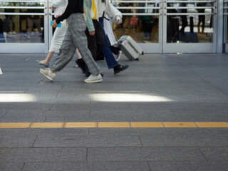 冬の繁華街で歩く人々の足の姿