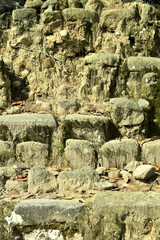 Pared destruida en las ruinas de Iximché. Guatemala. Toma Vertical.