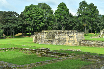 Viaje turístico por las ruinas de Iximché, conociendo la plaza central de esta ciudad antigua en...