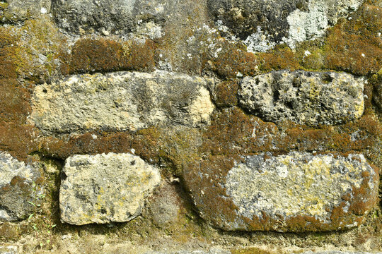 Pared antigua construida de piedra y recubierta de cal. Ruinas de Iximch&eacute; en Guatemala.