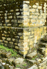 Columnas antiguas construidas en las ciudad de Iximché.