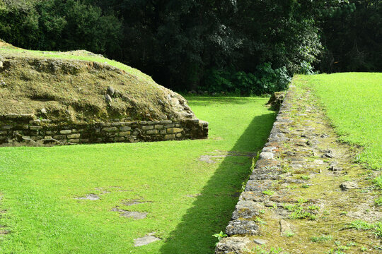 Pasillos cubiertos de grama en lo que hoy en d&iacute;a son las ruinas de Iximch&eacute; en el departamento de Chimaltenango, Guatemala.