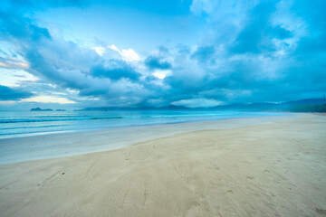 Obraz premium Beautiful tropical beach on Red Island (Pulau Merah) coast