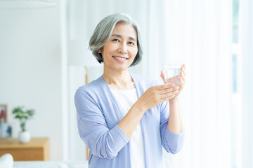 コップを持つシニア女性
