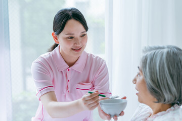 介護施設で暮らすシニア女性と若い介護士