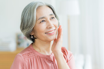 スキンケアをするシニア女性