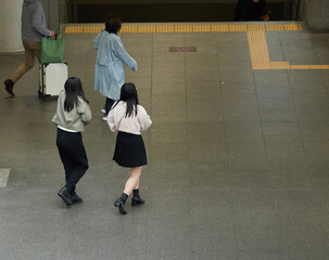 冬の名古屋駅の広場で歩く観光客と人々の姿