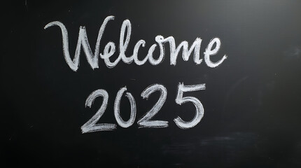 Obraz premium Welcome 2025, text on blackboard. New year, new beginning.