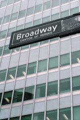 Obraz premium Broadway Canyon of Heroes street sign in a vibrant urban setting