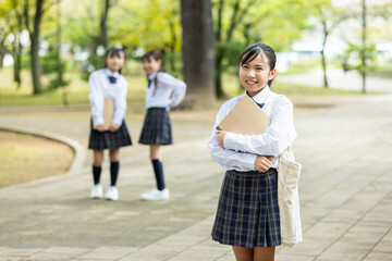 制服を着た笑顔の学生	