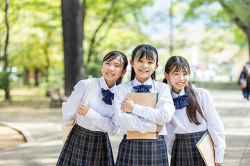 制服を着た笑顔の学生	