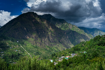 Obraz premium Beautiful view of mountains of Parvati valley from Jari village in Himachal Pradesh, India