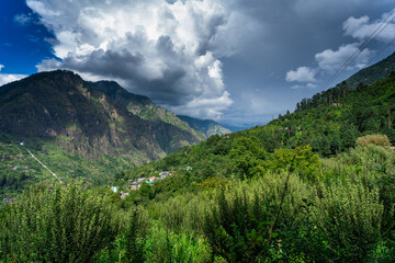 Obraz premium Beautiful view of mountains of Parvati valley from Jari village in Himachal Pradesh, India