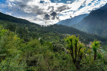 Obraz premium View of Mateura village in Jari nearly Kasol in Himachal Pradesh, India 