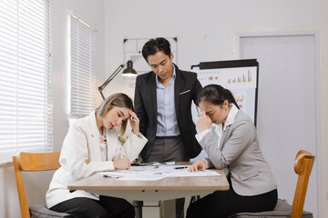 Obraz premium Asian business teamwork working on digital tablet with analysis report and advisor showing plan, Financial analysis and Marketing teamwork concept.