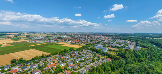 Der Lauinger Ortsteil Faimingen und das Donauried rund um die Donau-Staustufe im Luftbild
