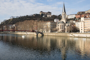 passerelle rouge piétonne à Lyon au dessus de la Saône reliant la presqu'île au quartier Saint Georges au pied de la colline de Fourvière