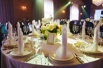 table with sign for number or names of guests in banquet hall of restaurant. 
