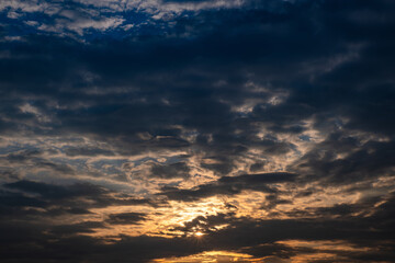 Obraz premium dramatic sky and clouds at sunrise