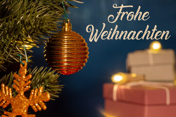 Weihnachtsgrüße: Feierliche Dekoration mit Weihnachtsbaum und Geschenken und dem Text FROHE...
