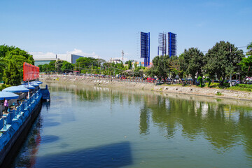 マス川に架かる橋から見るスラバヤの市街地