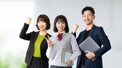 笑顔の受験生と学習塾の講師陣