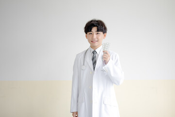 薬をもった白衣の男性