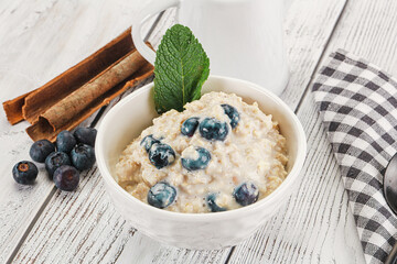 Oats porridge with blueberry