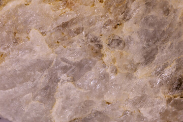 表面が光る水晶体の岩石