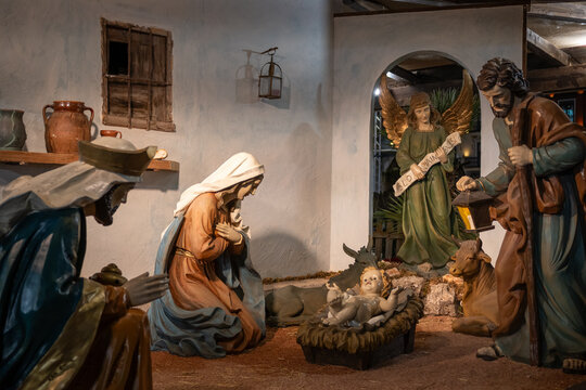 Nacimiento del ni&ntilde;o Jesus en un bel&eacute;n a tama&ntilde;o natural en la plaza mayor de Valladolid, Espa&ntilde;a