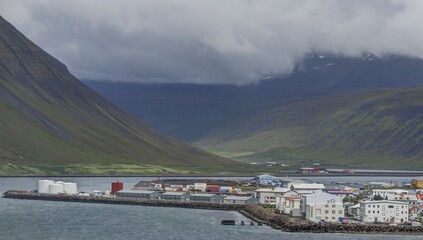 ville de Isafj&ouml;rdur et son fjord en Islande, rues et maisons color&eacute;es en bois pr&egrave;s du  port de p&ecirc;che
