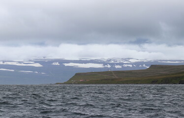 ville de Isafjördur et son fjord en Islande, rues et maisons colorées en bois près du port de pêche