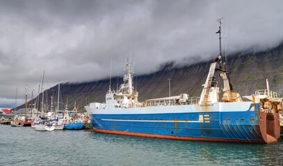 Fototapeta premium ville de Isafjördur et son fjord en Islande, rues et maisons colorées en bois près du port de pêche