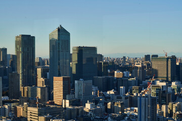 Fototapeta premium 東京の摩天楼、窓からの眺望、未来都市、ビジネス街、活気あふれる都市の朝_016