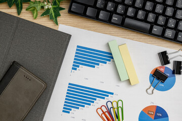 デスクの俯瞰｜スマホ　タブレット　グラフ