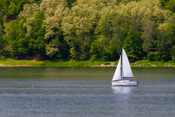 Łódź na Jeziorze Rożnowskim w Siennej. © Jacek