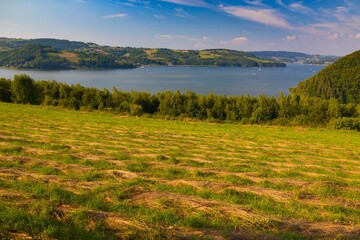 Sianokosy i Jezioro Rożnowskie w Siennej.
